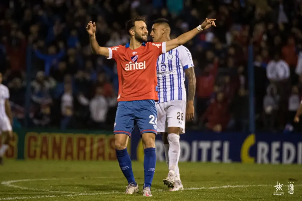 Monzeglio festeja uno de sus goles