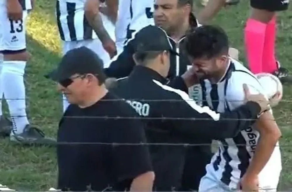 Así se levantó Sabarrós tras la patada.