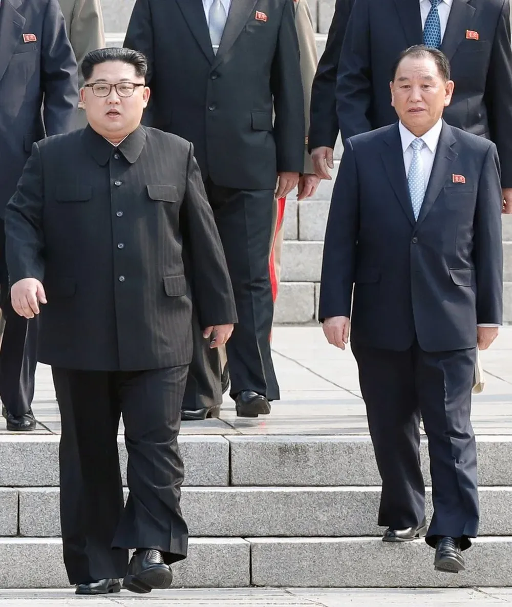 Kim Jong-un, lider norcoreano, junto a Kim Yong Chol cruzando la frontera con Corea del Sur el 27 de abril.jpg