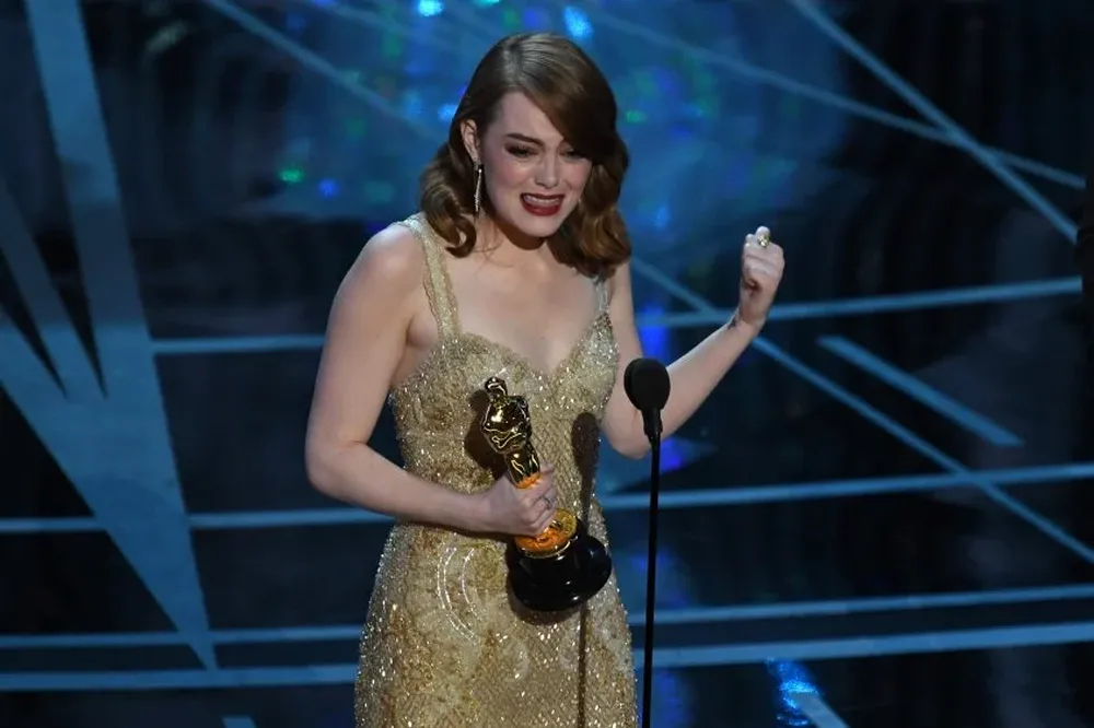 Emma Stone festeja su primer Oscar por su actuación en La La Land: una historia de amor
