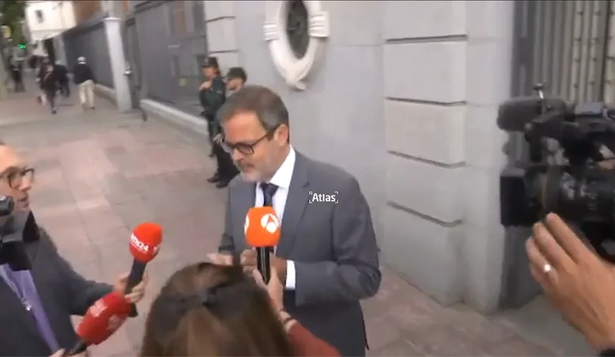 Los medios españoles abordan a Roberto Bosch, el embajador argentino en España, al salir de la reunión con el canciller José Manuel Albares