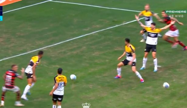 El penal que le pitaron a Flamengo ante Cricíuma