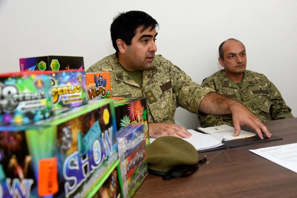 Teniente Ignacio Laborda y coronel Ricardo Pereira del Servicio de Material y Armamento del Ejército