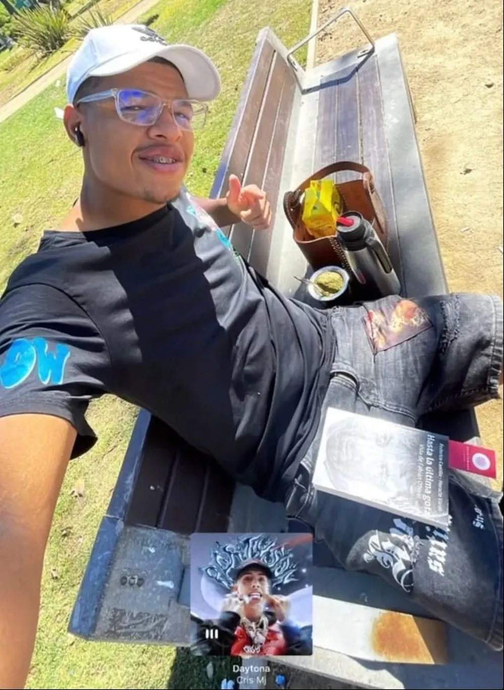 Bruno Betancor leyendo el libro de Fabián ONeill