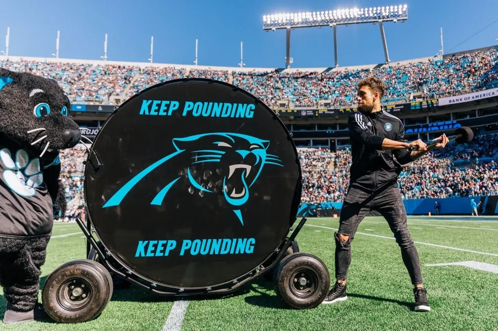 Corujo presentando en un partido de los Carolina Panthers de la NFL
