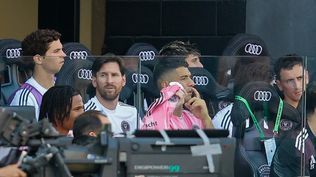 Lionel Messi y Luis Suárez en el banco de suplentes