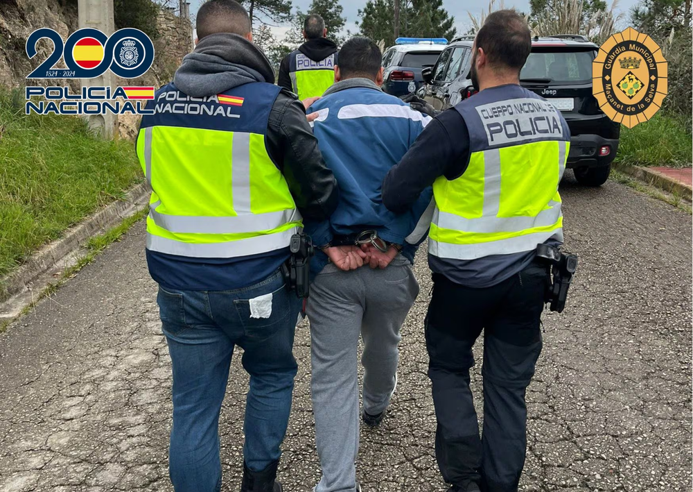 La Policía Nacional detiene a tres integrantes de la camorra napolitana.