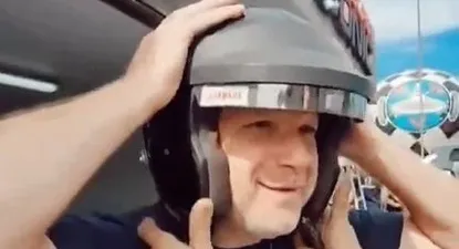 Petinatti se pone el casco antes de comenzar su recorrido por la pista de El Pinar