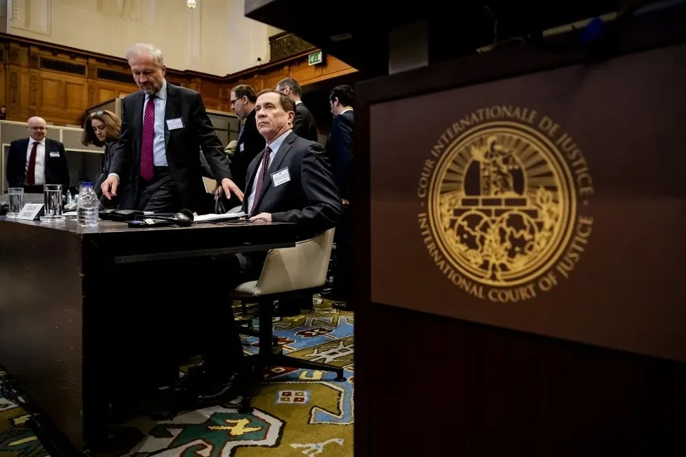 La corte no debe concluir que Israel está legalmente obligado a retirarse inmediata e incondicionalmente”, sostuvo Richard Visek (Der.), representante de Estados Unidos.