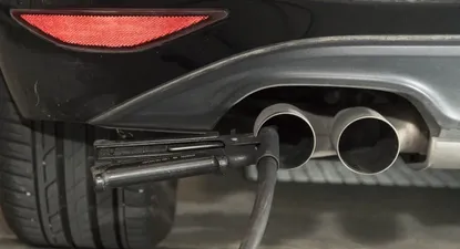 Suspenden a ejecutivo  por escándalo automotor