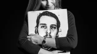 La escritora Claudia Amengual junto al retrato del estudiante Enrique Lucas López