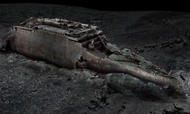 El escaneo digital muestra la proa en posición vertical sobre el fondo del mar.