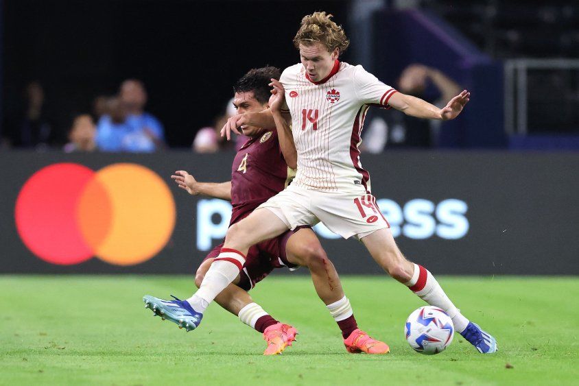 Jon Aramburu de Venezuela y Jacob Shaffelburg de Canada en el partido de cuartos de final de la Copa América 2024