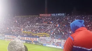 Bandera de Peñarol en la hinchada de Nacional