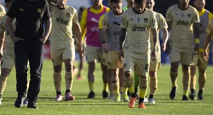 Los jugadores de Peñarol y Diego Aguirre se retiraron con cabeza gacha tras no poder ganarle a Liverpool por el Torneo Clausura
