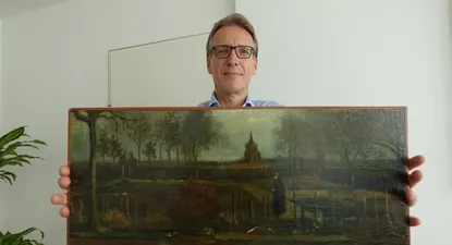 Arthur Brand, el “Indiana Jones del arte”, posa emocionado con el cuadro de Vincent Van Gogh que logró recuperar.