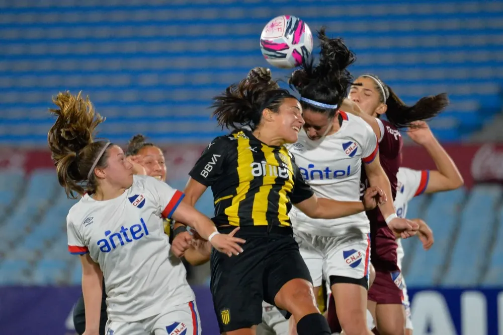 Nacional y Peñarol en el clásico del Torneo Apertura