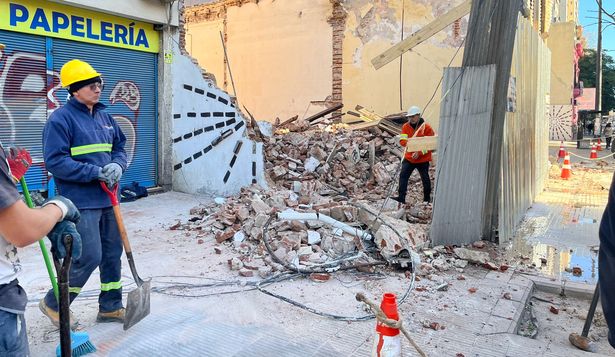 Demolición de edificio histórico sobre 18 de Julio se adelantó producto de una fisura en una pared