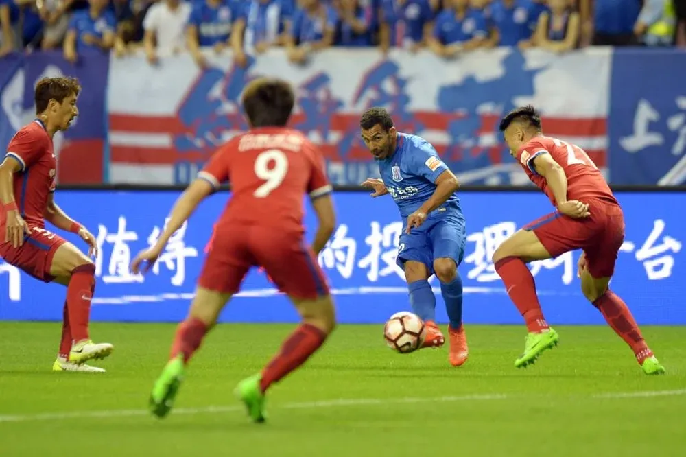 Tevez en acción en el fútbol chino