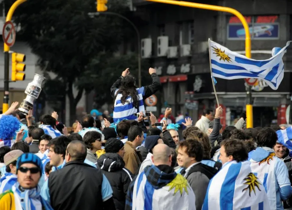 Hinchas uruguayos palpitando la final