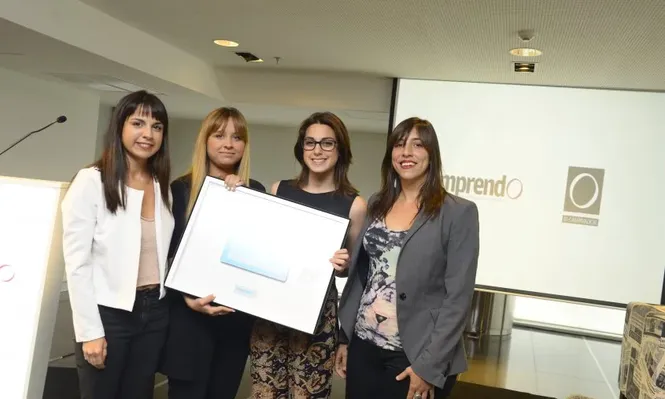 Las creadoras de ReservaTelo recibiendo su premio