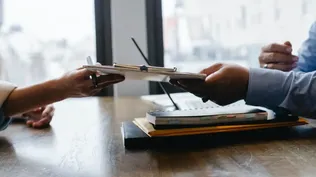 A los padres les cabe una gran responsabilidad, en la forma como tejen las relaciones dentro de la familia, los valores que les inculcan con su ejemplo, y cómo educan a sus hijos