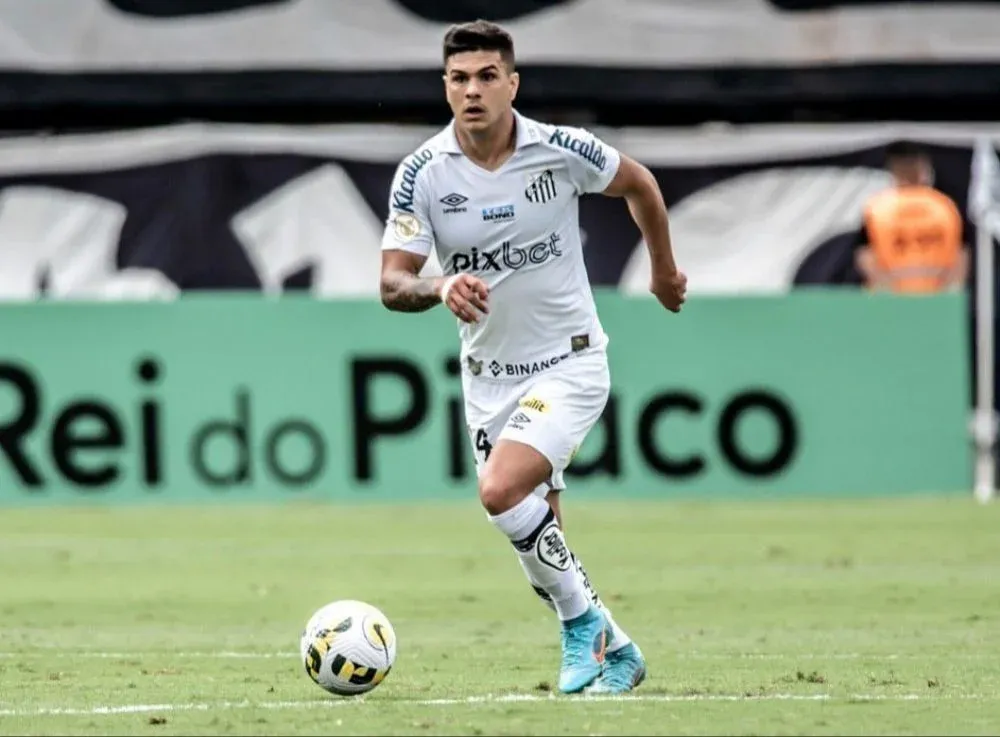 Rodrigo Fernández con la camiseta de Santos