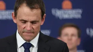 El presidente de la Universidad de Virginia, James Ryan, habla en rueda de prensa tras el tiroteo