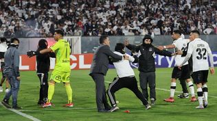 Jugadores de Colo Colo con los hinchas que entraron a la cancha