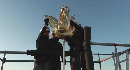 El nuevo gallo dorado, diseñado por Philippe Villeneuve, el arquitecto jefe de los monumentos históricos franceses, fue instalado este sábado.