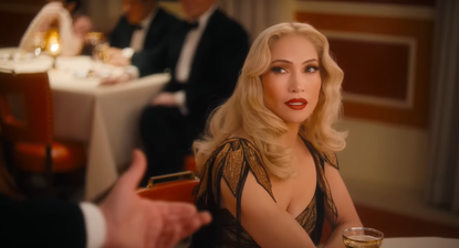 El Observador | El beso de la mujer araña Jennifer López