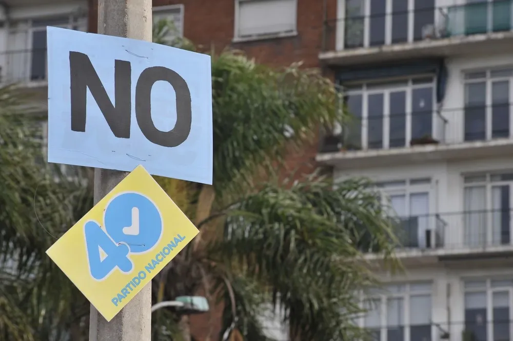 Cartelería en contra del referéndum