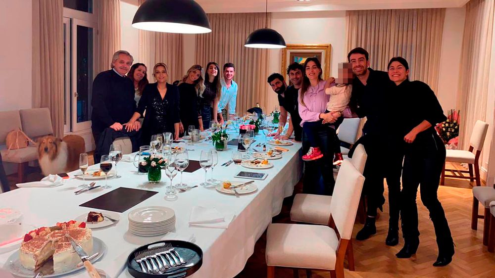 El entonces presidente Alberto Fernández en la fiesta de cumpleaños de Fabiola Yañez en la Quinta presidencial de Olivos durante el confinamiento dispuesto por la pandemia.&nbsp;