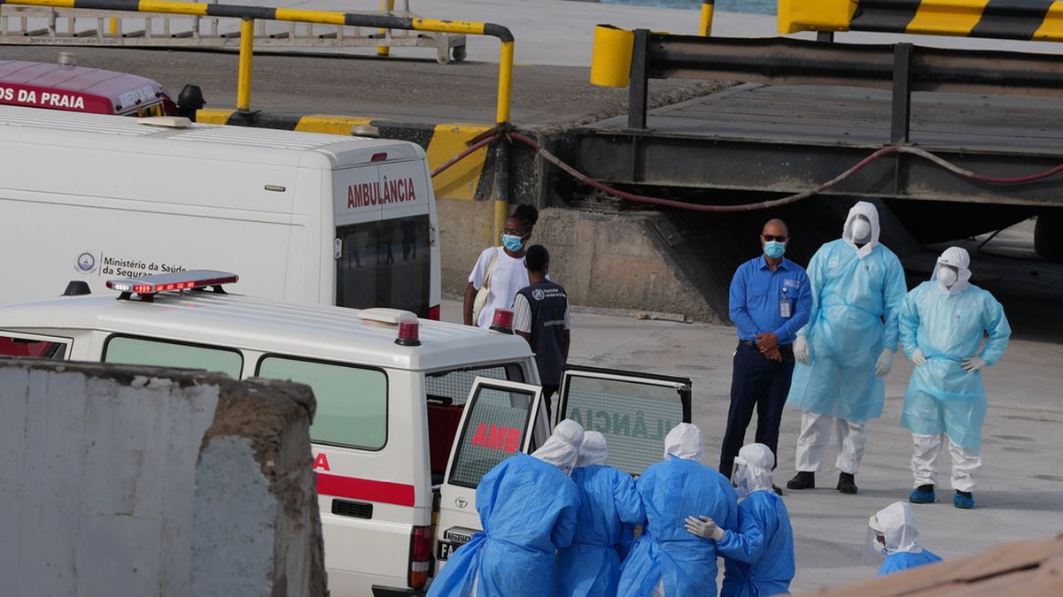 Treinta pasajeros del crucero con hantavirus desembarcaron tras la primera muerte y son rastreados ante riesgo de contagios