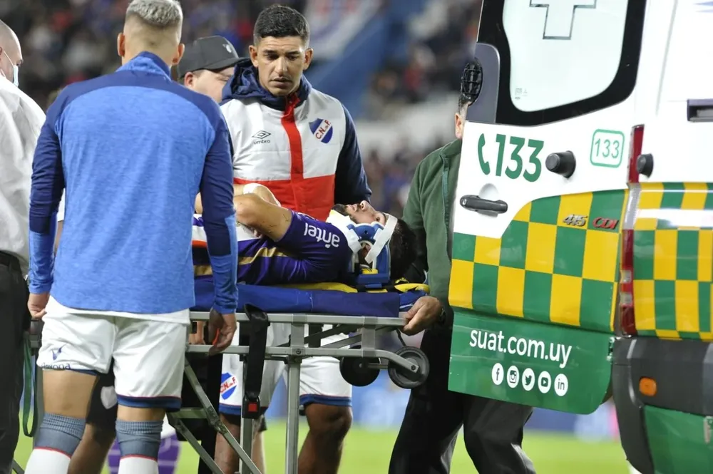 Santiago Franca es subido a la ambulancia con collarín incluido, y se fue al sanatorio