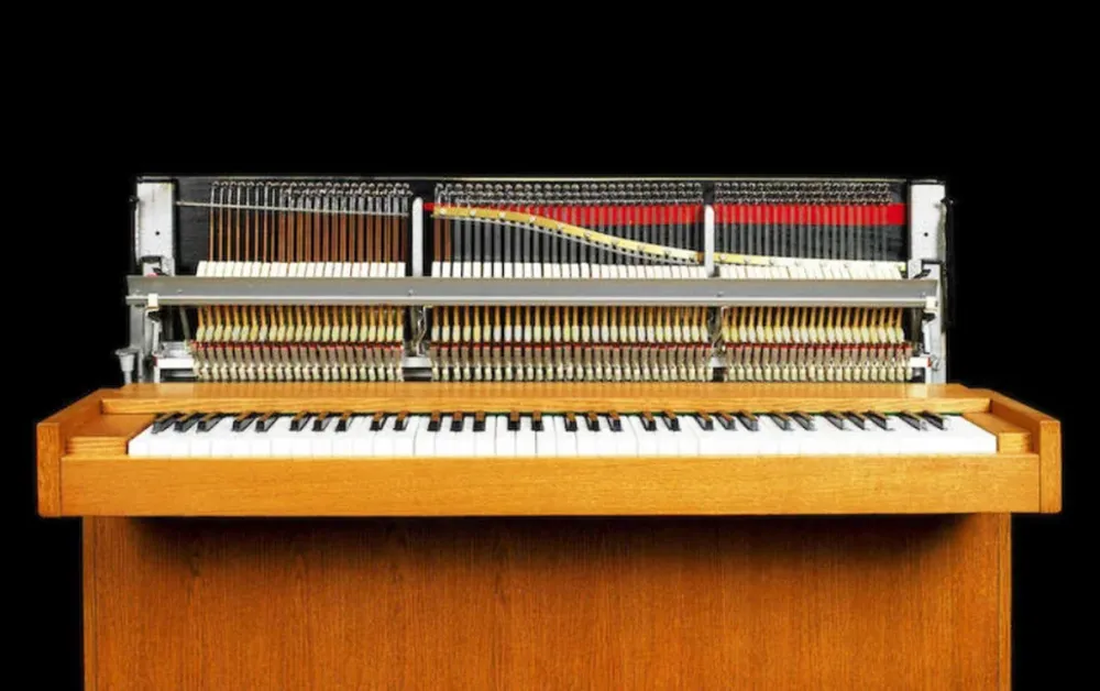 El piano cuenta con 73 teclas y pesa 75 kilos