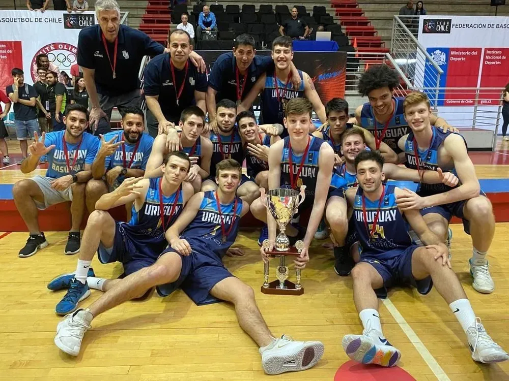 La selección uruguaya sub 17 de básquetbol en el Sudamericano de Santiago