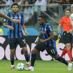 Federico Valverde de Real Madrid, ante Ademola Lookman de Atalanta