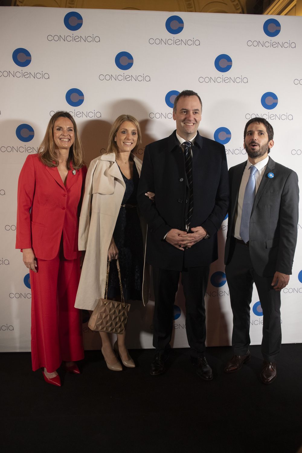El vocero presidencial Manuel Adorni y su esposa Bettina Angeletti junto a Silvana Vives y Juan Manuel Fernández Alves El vocero presidencial Manuel Adorni y su esposa Bettina Angeletti junto a Silvana Vives y Juan Manuel Fernández Alves