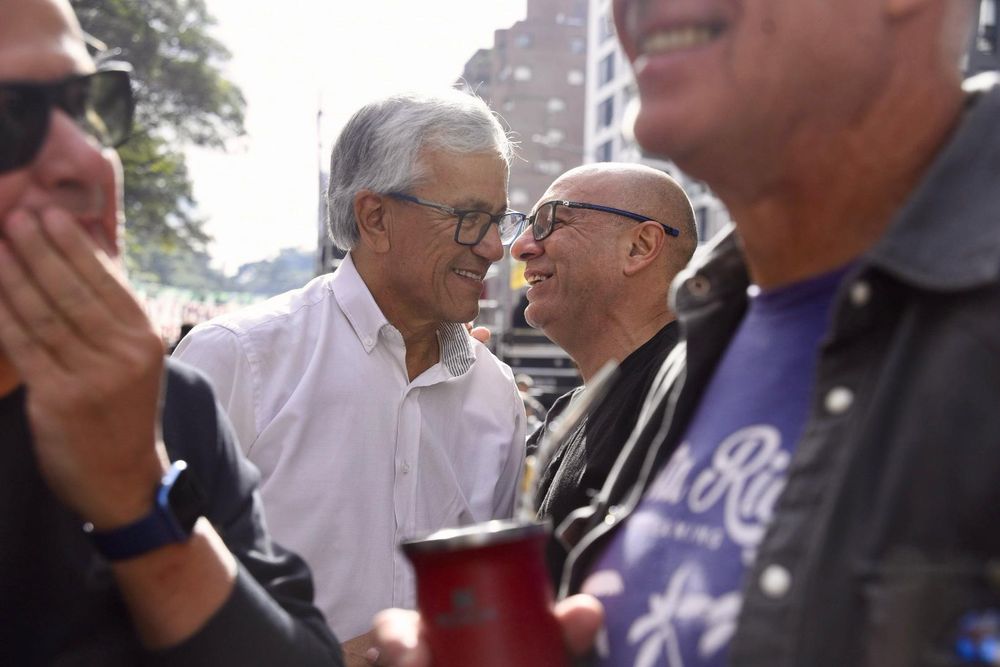 El ministro de Trabajo, Juan Castillo, y el presidente del PIT-CNT, Marcelo Abdala, en el acto del 1° de mayo