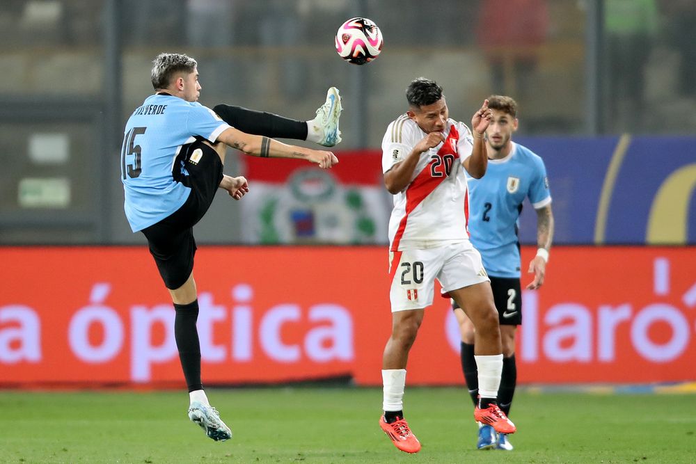 Edison Flores de Perú disputa un balón con Federico Valverde de Uruguay Edison Flores de Perú disputa un balón con Federico Valverde de Uruguay