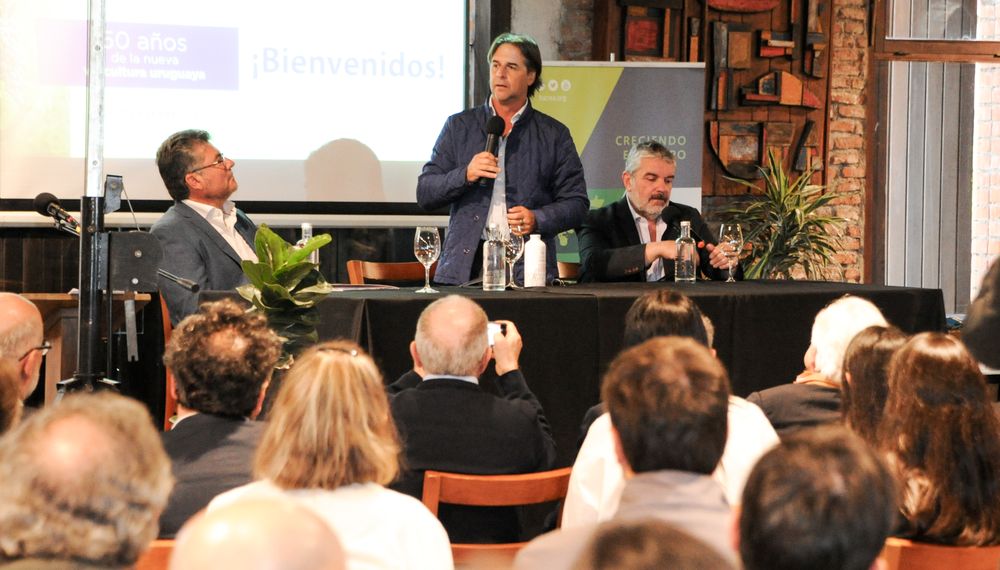 Lacalle Pou durante su exposición, en la bodega de Establecimiento Juanicó.
