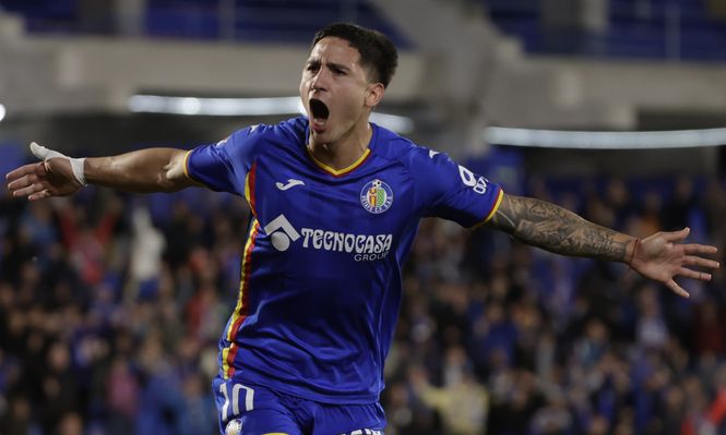 El delantero uruguayo de Getafe, Martín Satriano, celebra el segundo gol del equipo madrileño durante el partido de LaLiga de España entre Getafe y Mallorca