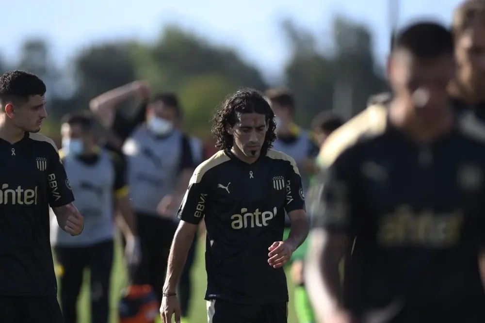 Britos se fue preocupado tras el primer tiempo