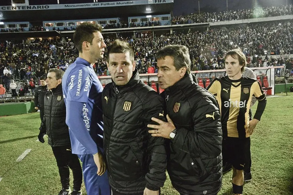 Pacheco y Bengoechea dialogan en plena suspensión del partido.