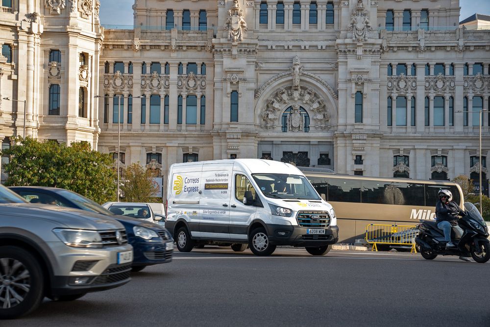 Correos Express ha abierto nueve vacantes inmediatas en diferentes áreas, destacando la flexibilidad en los requisitos de estudios superiores para muchos de los puestos.