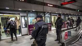 Un grupo de agentes de la Policía de Dinamarca vigila una estación de metro de Conpenhague.