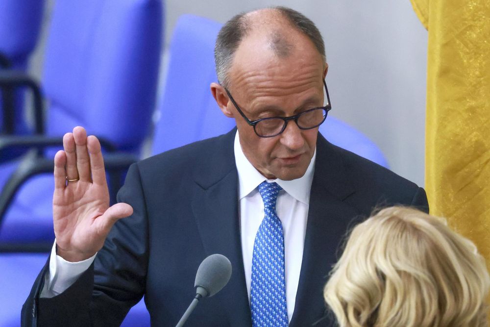 Friedrich Merz jura ante la presidenta del Bundestag. EFE