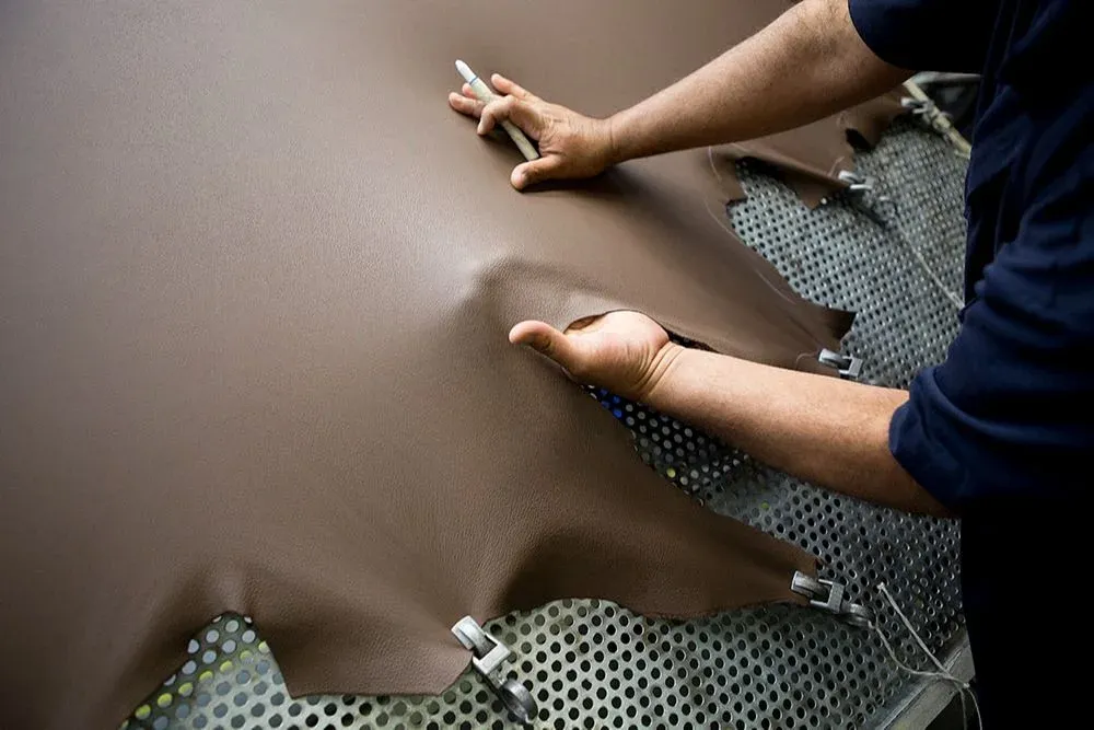 Control manual en cada cuero para detectar eventuales daños.