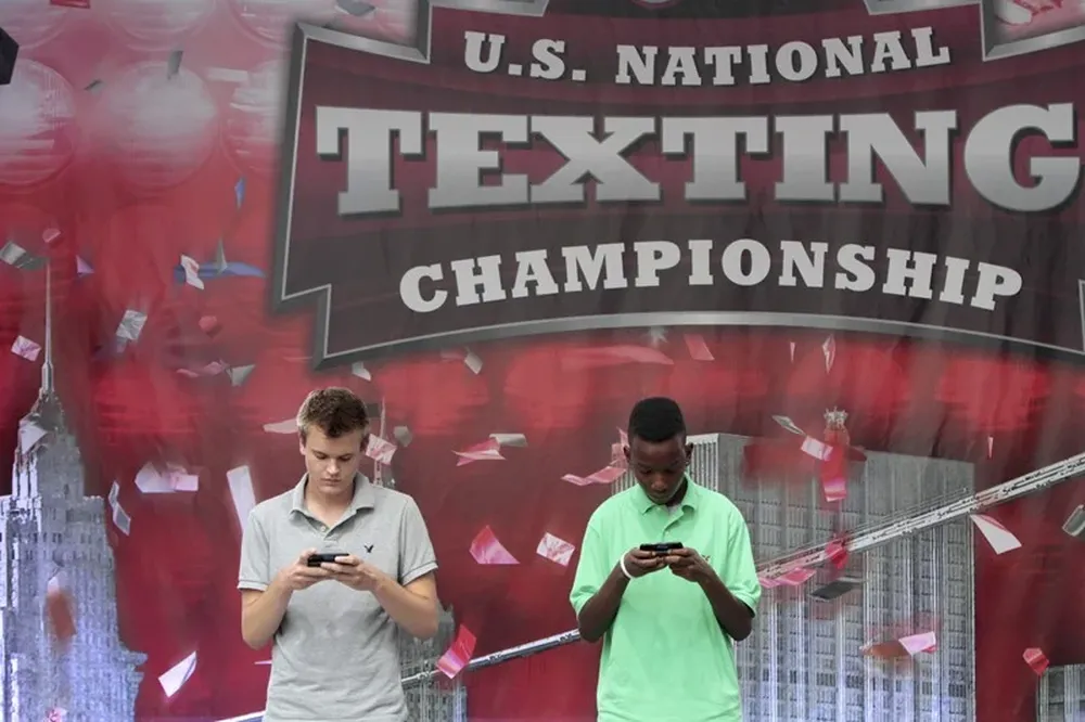 Austin Wierschke (izquierda) y Kent Augustine (derecha) compiten durante la rueda final del U.S. National Texting Championship
